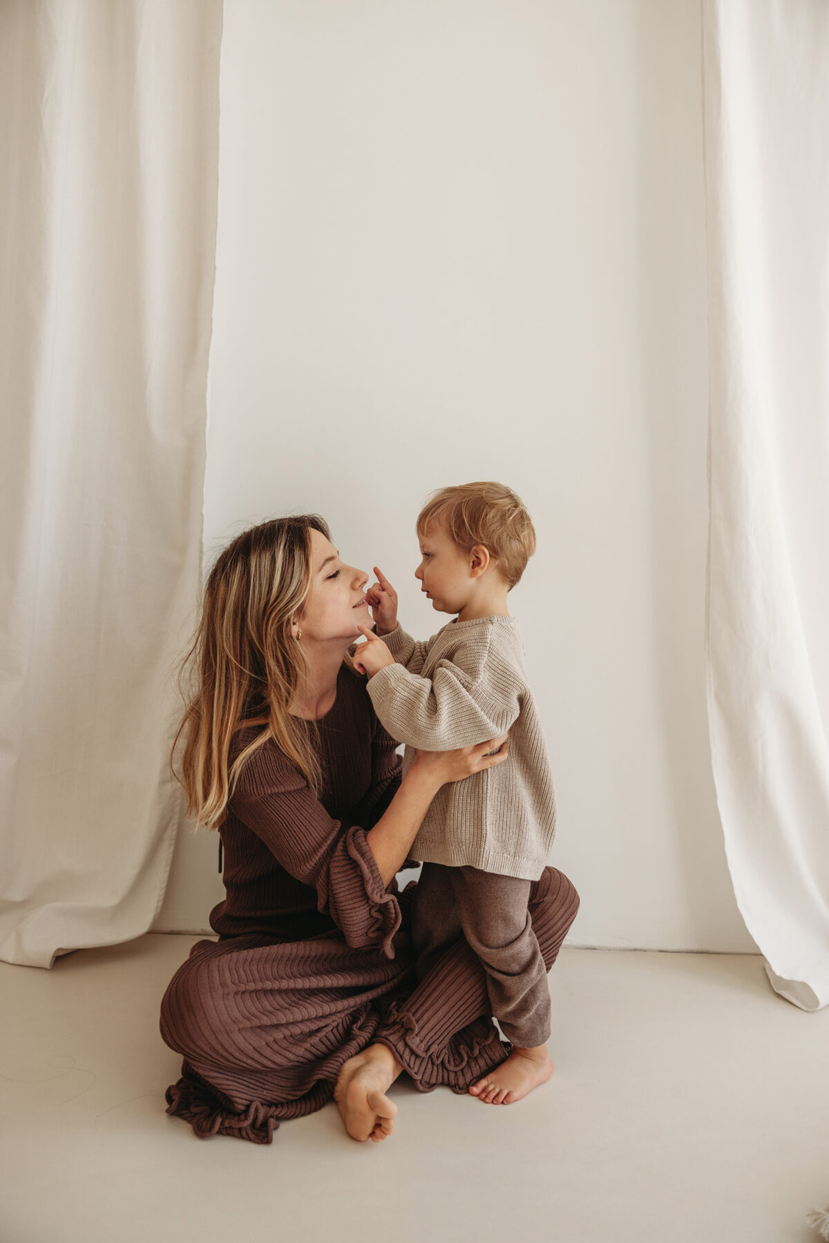 Agata z synem sesja rodzinna w studio Poznań Lusowo Lusówko fotograf Katarzyna Kitajgrodzka Flarra ()