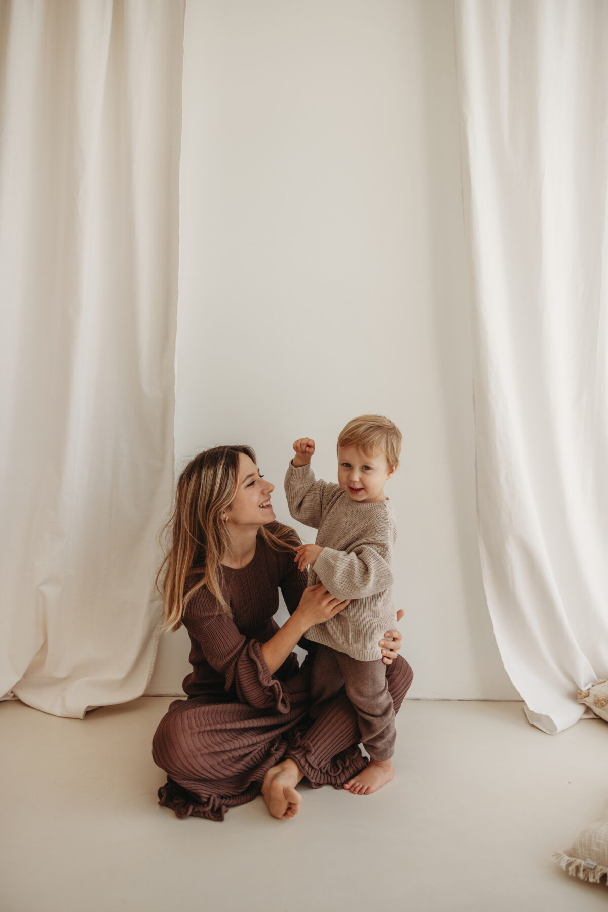 Agata z synem sesja rodzinna w studio Poznań Lusowo Lusówko fotograf Katarzyna Kitajgrodzka Flarra ()