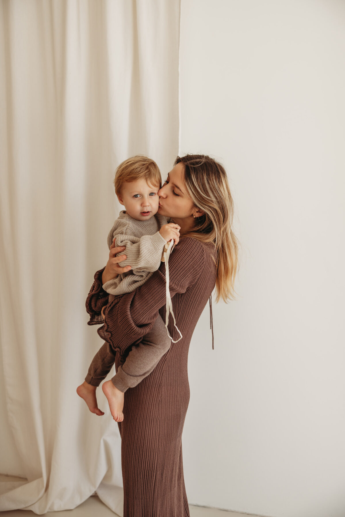 Agata z synem sesja rodzinna w studio Poznań Lusowo Lusówko fotograf Katarzyna Kitajgrodzka Flarra ()