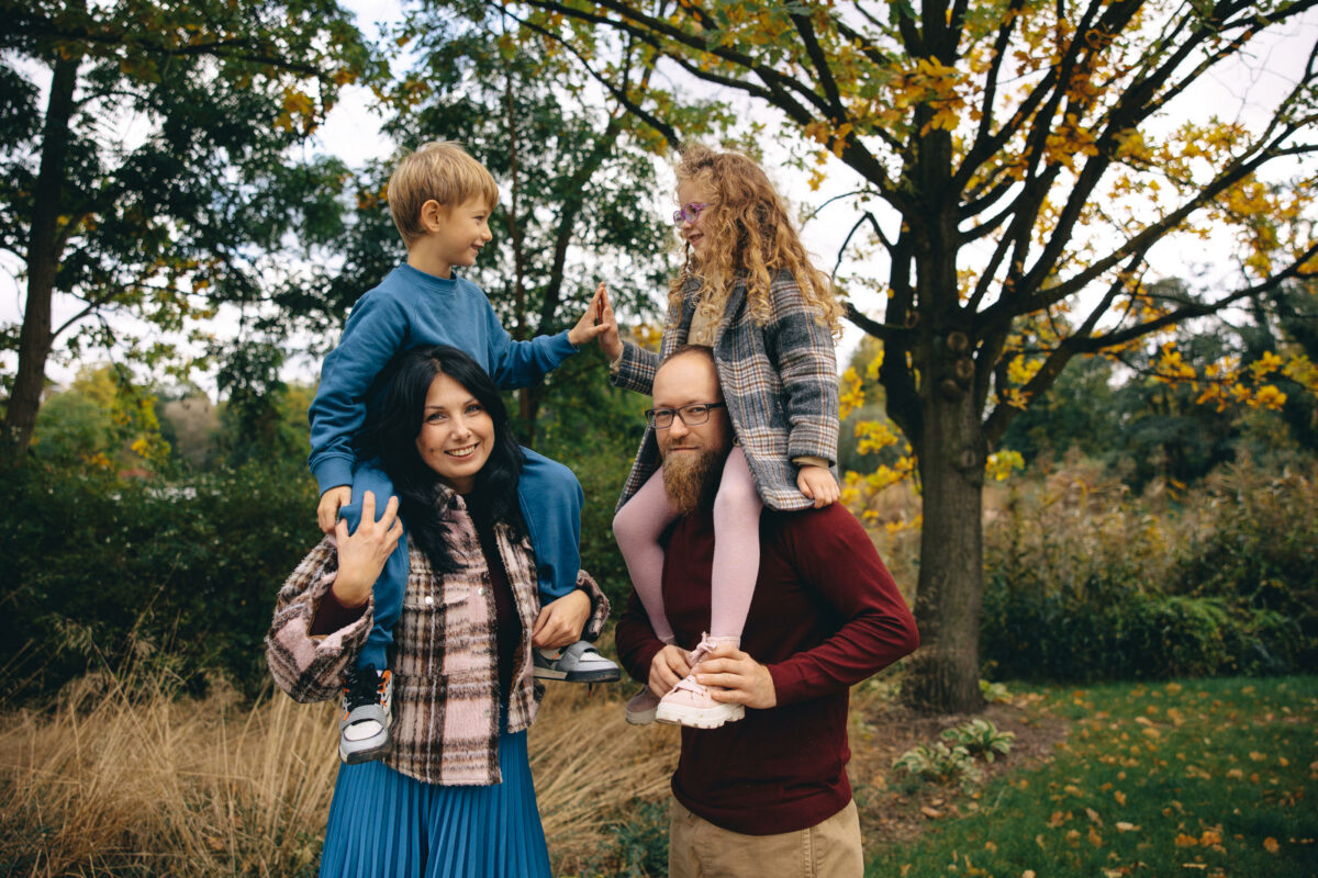 Iza z rodziną sesja rodzinna plenerowa Poznań Fotograf Poznań katarzyna Kitajgrodzka Flarra Lusówko Lusowo ()