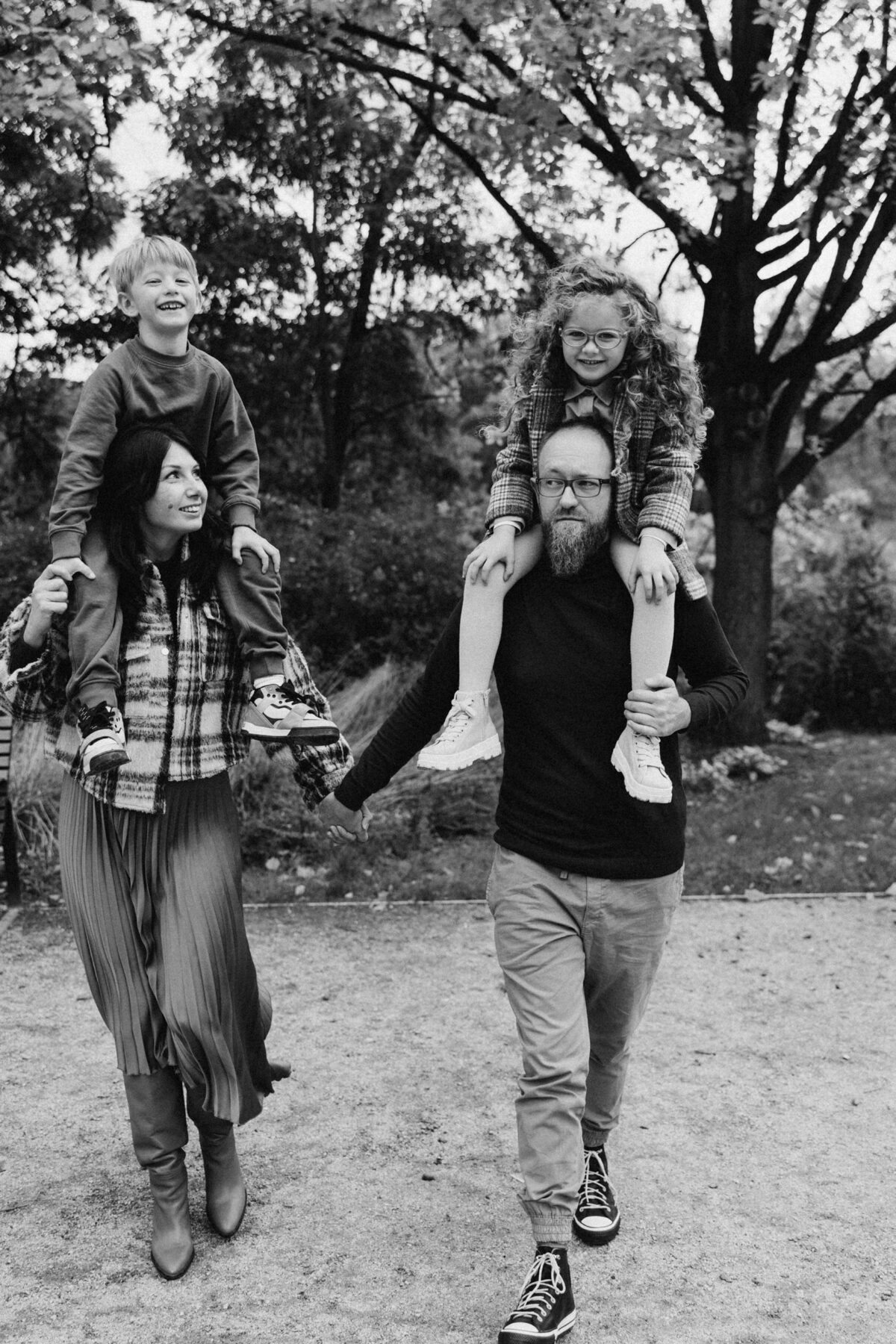 Iza z rodziną sesja rodzinna plenerowa Poznań Fotograf Poznań katarzyna Kitajgrodzka Flarra Lusówko Lusowo ()