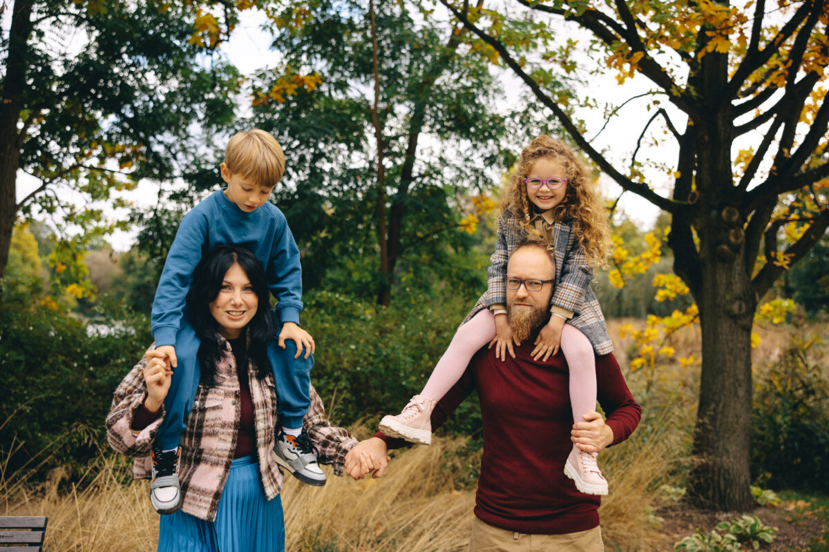 Iza z rodziną sesja rodzinna plenerowa Poznań Fotograf Poznań katarzyna Kitajgrodzka Flarra Lusówko Lusowo ()