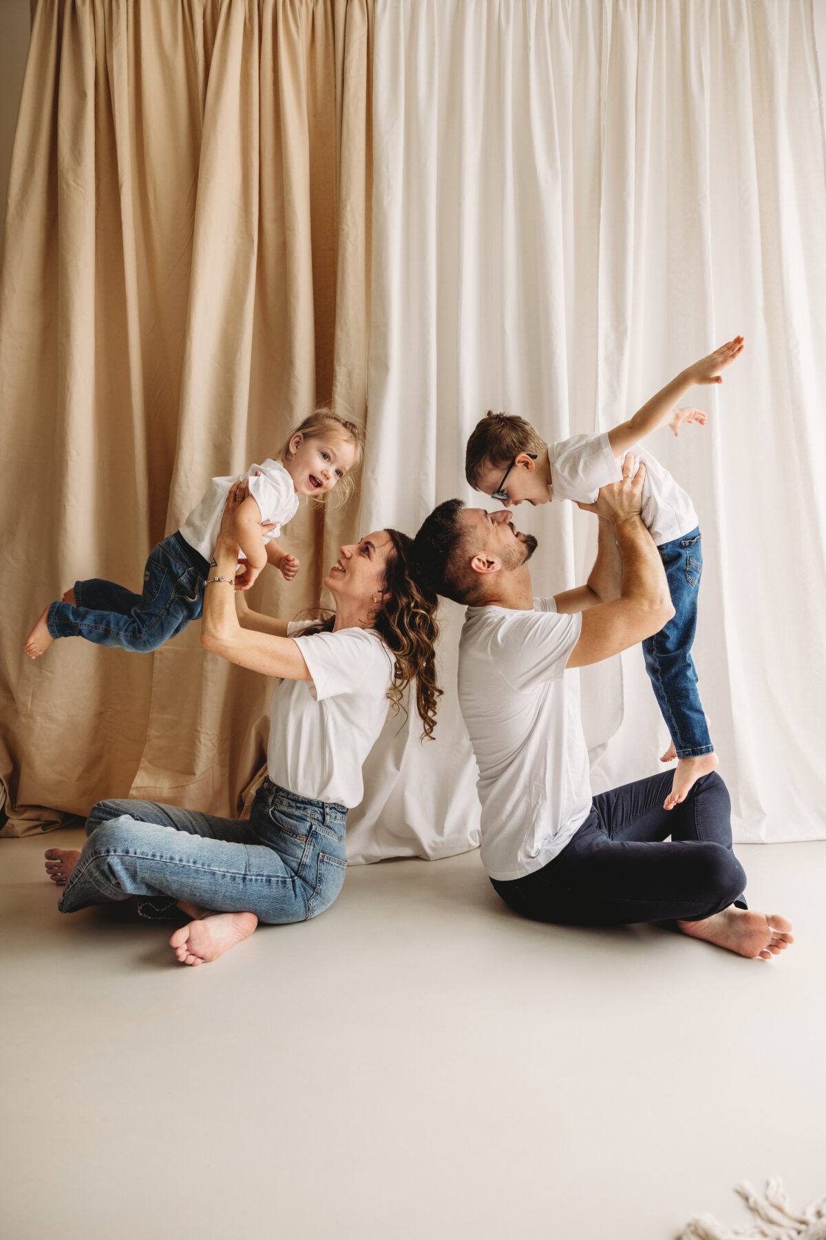 Weronika z rodziną sesja rodzinna w studio Poznań Lusowo Lusówko Fotograf Katarzyna Kitajgrodzka Flarra ()