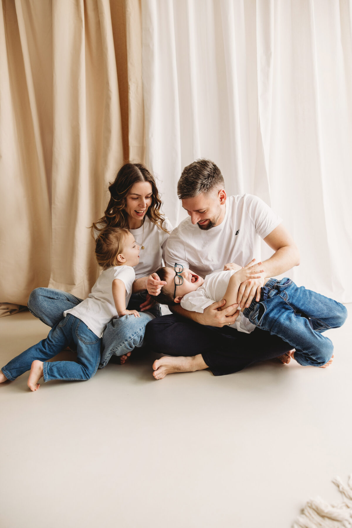 Weronika z rodziną sesja rodzinna w studio Poznań Lusowo Lusówko Fotograf Katarzyna Kitajgrodzka Flarra ()