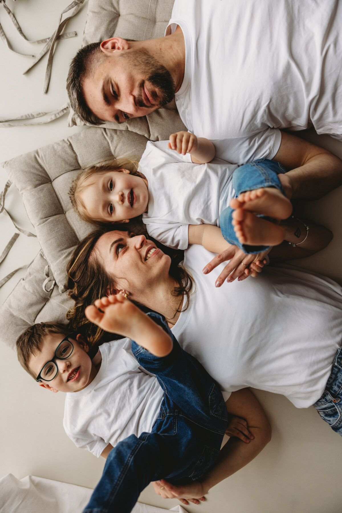 Weronika z rodziną sesja rodzinna w studio Poznań Lusowo Lusówko Fotograf Katarzyna Kitajgrodzka Flarra ()