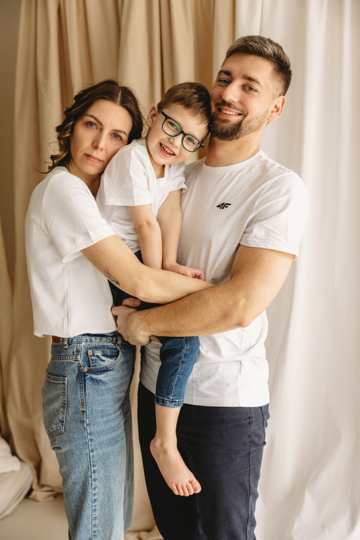 Weronika z rodziną sesja rodzinna w studio Poznań Lusowo Lusówko Fotograf Katarzyna Kitajgrodzka Flarra ()