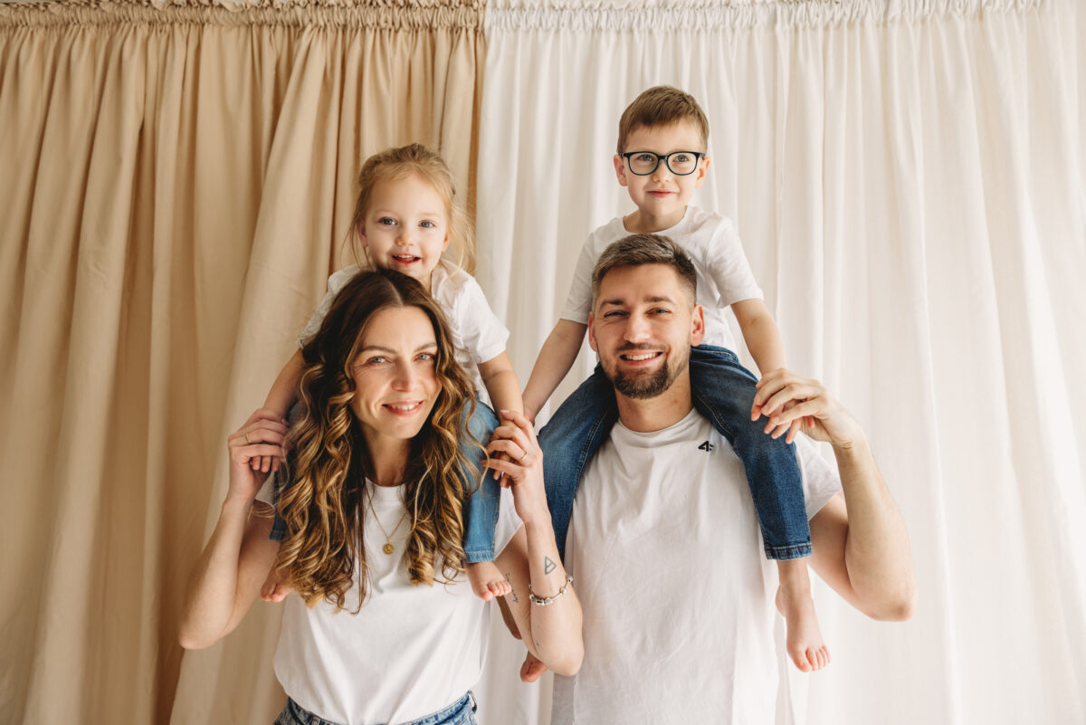 Weronika z rodziną sesja rodzinna w studio Poznań Lusowo Lusówko Fotograf Katarzyna Kitajgrodzka Flarra ()