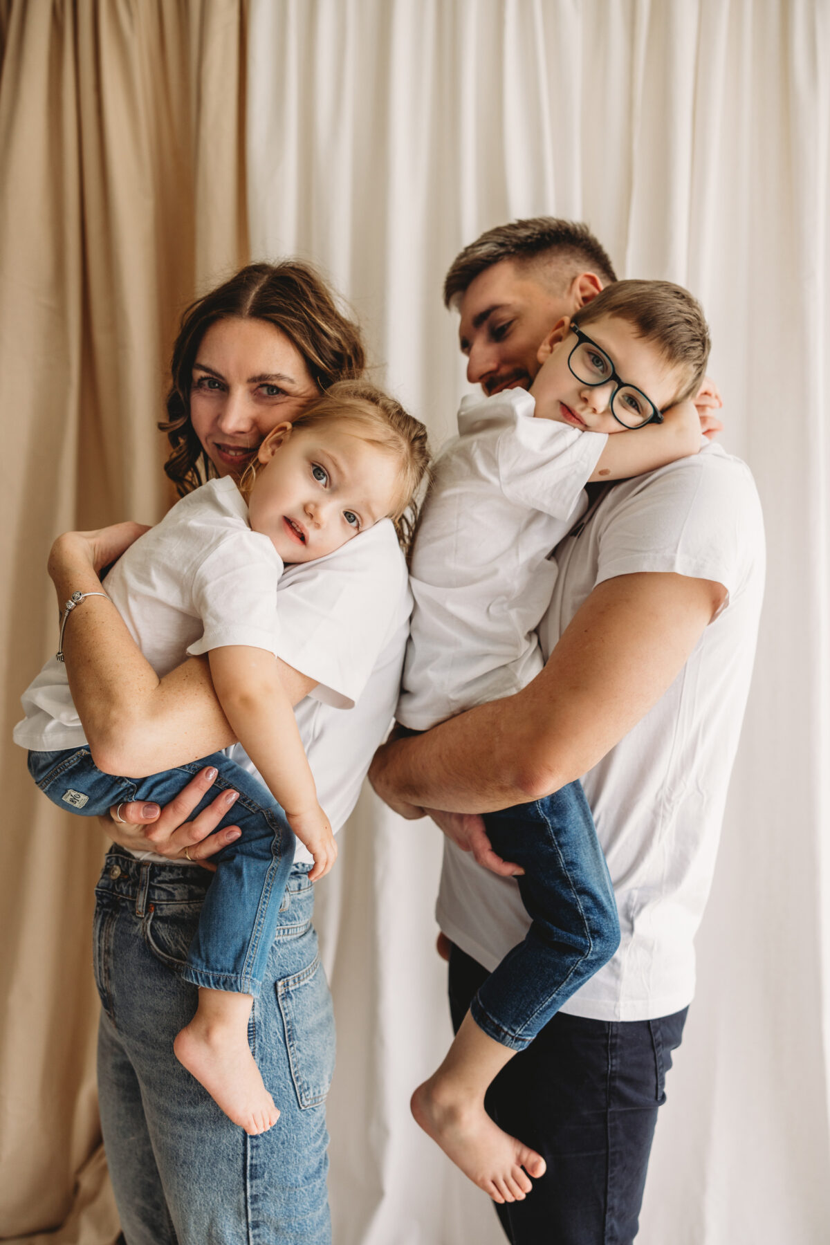 Weronika z rodziną sesja rodzinna w studio Poznań Lusowo Lusówko Fotograf Katarzyna Kitajgrodzka Flarra ()