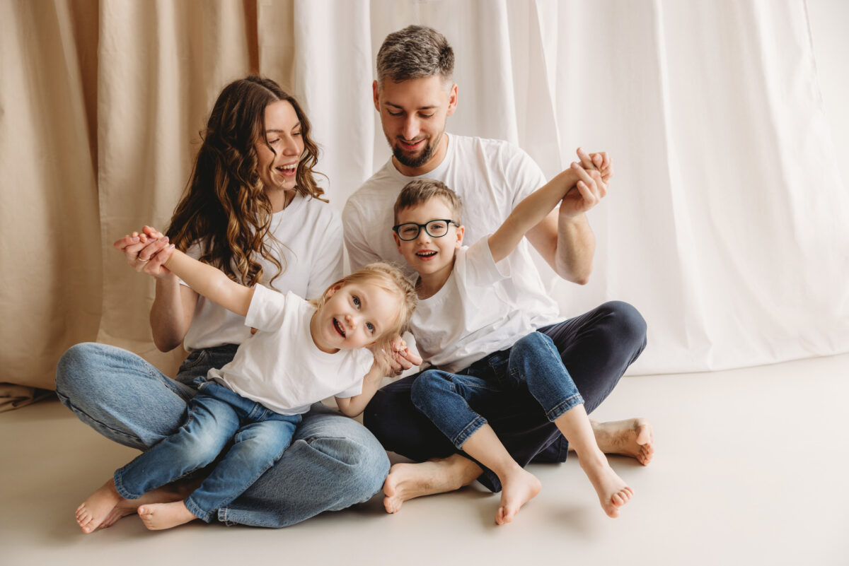 Weronika z rodziną sesja rodzinna w studio Poznań Lusowo Lusówko Fotograf Katarzyna Kitajgrodzka Flarra ()