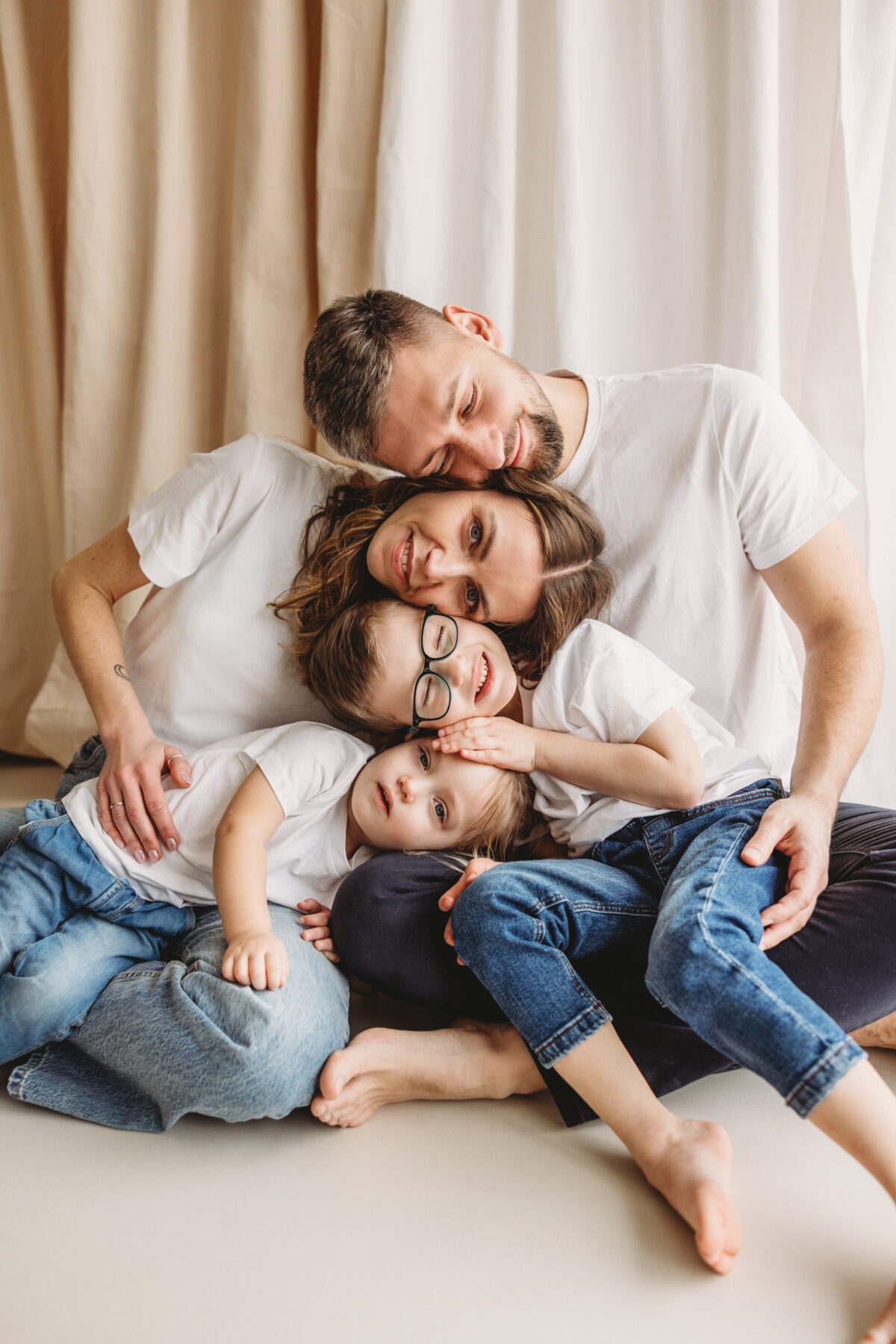 Weronika z rodziną sesja rodzinna w studio Poznań Lusowo Lusówko Fotograf Katarzyna Kitajgrodzka Flarra ()