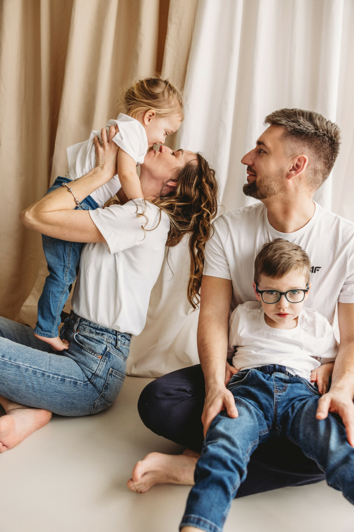 Weronika z rodziną sesja rodzinna w studio Poznań Lusowo Lusówko Fotograf Katarzyna Kitajgrodzka Flarra ()